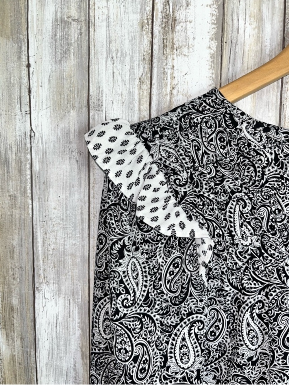 LOFT Outlet Paisley Blouse XS Black White Ruffle Shoulder Boho Peasant Top - Picture 4 of 5